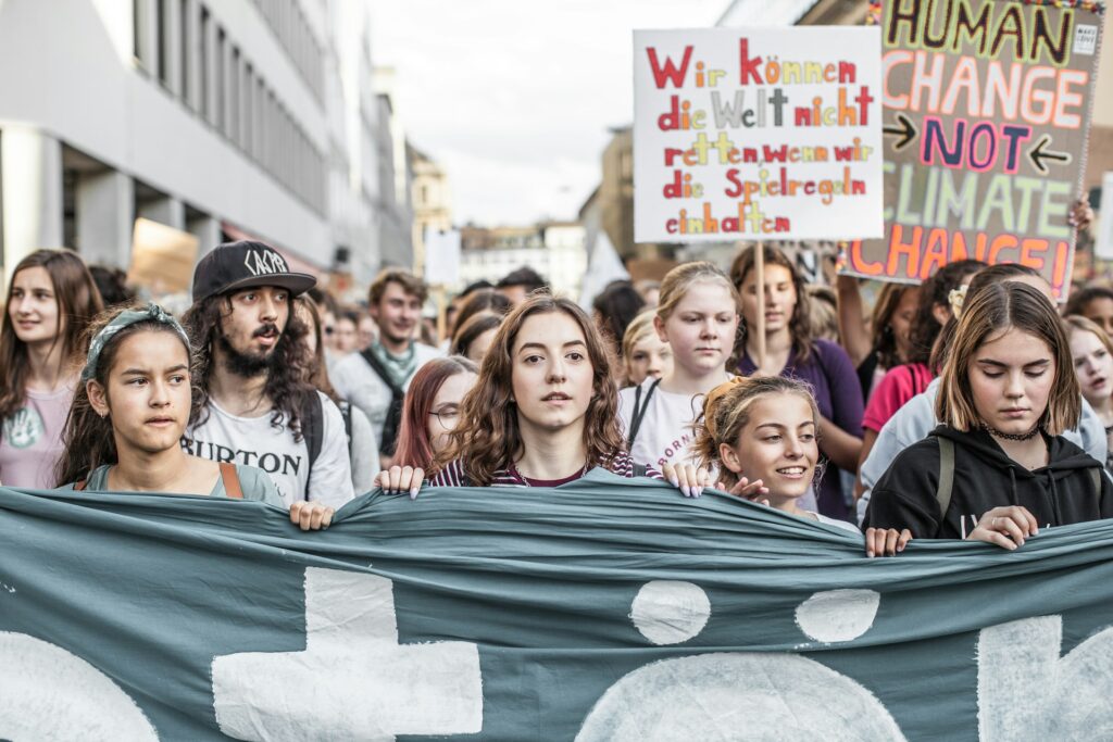 Demonstration für Klimaschutz mit Plakaten und Banner.